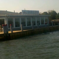 Foto scattata a Dock &amp;amp; Dine Restaurant da Hank H. il 9/22/2012