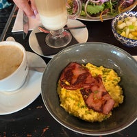 Photo taken at Au Bouquet ! by Fernando A. on 5/15/2022