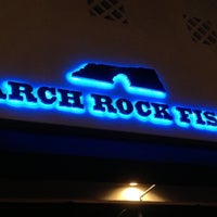 Foto tirada no(a) Arch Rock Fish por Bryan W. em 11/18/2012