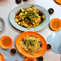 Photo taken at Restoran Lou Wong Tauge Ayam KueTiau (老黄芽菜鸡沙河粉) by Shawn L. on 1/11/2017