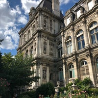 Photo taken at Jardin de l&amp;#39;Hôtel de Ville de Paris by Nicolas B. on 8/11/2018
