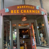 Foto tomada en Asheville Beecharmer  por Dev C. el 8/2/2021