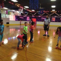 Foto tomada en United Skates of America  por Mike W. el 6/16/2013