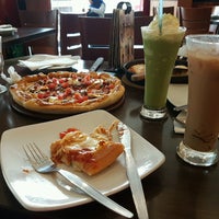 Photo taken at Pizza Hut by Afifah A. on 1/30/2017