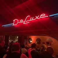 รูปภาพถ่ายที่ Club Deluxe โดย Olga A. เมื่อ 10/12/2019