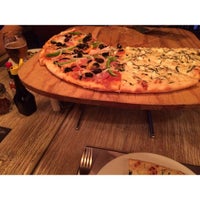 รูปภาพถ่ายที่ Flippin&amp;#39; Pizza โดย itaz S. เมื่อ 7/19/2015