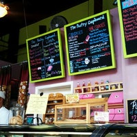 10/5/2012 tarihinde Mark H.ziyaretçi tarafından The Pastry Cupboard'de çekilen fotoğraf