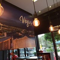 Das Foto wurde bei Burger Vegas von Tiago S. am 4/6/2016 aufgenommen