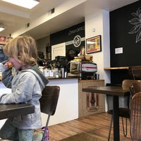 4/15/2018 tarihinde Edison M.ziyaretçi tarafından Zeke&amp;#39;s Coffee'de çekilen fotoğraf