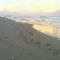 รูปภาพถ่ายที่ On The Beach Surf Sports โดย Ricardo R. เมื่อ 10/12/2012