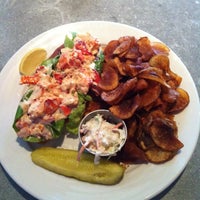 Foto diambil di Longboards Seafood Restaurant oleh Cressida F. pada 10/31/2012