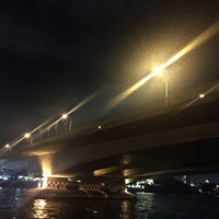 Photo taken at สวนหย่อมสะพานพระปกเกล้า by Tigercub 🐯 on 7/26/2016