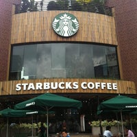 รูปภาพถ่ายที่ Starbucks โดย Ricardo R. เมื่อ 7/7/2013