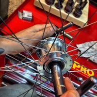 Foto diambil di Maglia Rosa vélo shop oleh David R. pada 11/26/2013