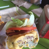 Foto diambil di BurgerFi oleh Jose O. pada 1/11/2015