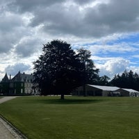 Photo taken at Chateau de la Hulpe by Patrick W. on 5/29/2022