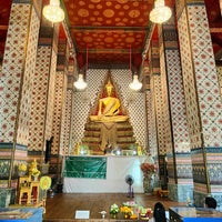 Photo taken at พระวิหาร วัดอรุณราชวราราม by Цубаса М. on 1/23/2022