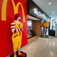 Photo taken at McDonald&amp;#39;s &amp;amp; McCafé by Цубаса М. on 4/8/2022