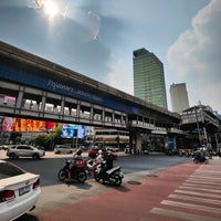 Photo taken at Asoke Intersection Sky Walk by Цубаса М. on 2/8/2022