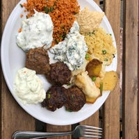 รูปภาพถ่ายที่ Salut Mediterranean Food &amp;amp; Catering โดย Tom M. เมื่อ 7/6/2018