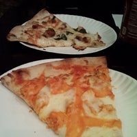 12/21/2013にJames P.がKrispy Pizza - Freeholdで撮った写真