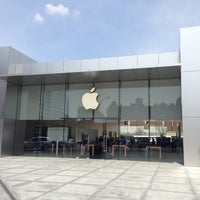 Photo taken at Apple Lincoln Park by Henrique C. on 4/29/2013