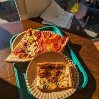 Foto tirada no(a) Bleecker Street Pizza por Dionne J. em 3/16/2024