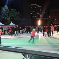 Снимок сделан в Pershing Square Downtown On Ice пользователем Maya C. 12/25/2014