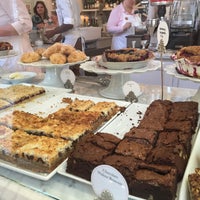 Foto tirada no(a) The Cake Bake Shop por Yashira P. em 7/18/2015