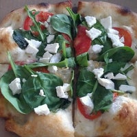 Foto tirada no(a) Element Pizza Bar por Amanda M. em 9/28/2012