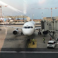 Photo taken at Gate A42 by リボ払い@借金野郎 on 7/14/2019