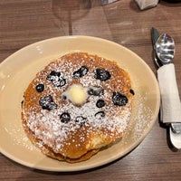 Photo taken at Snooze, an A.M. Eatery by Injy on 7/23/2023
