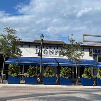 Снимок сделан в Lionfish Modern Coastal Cuisine - Delray Beach пользователем Cara Cara O. 10/17/2021