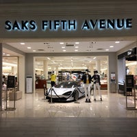 รูปภาพถ่ายที่ Saks Fifth Avenue โดย Cara Cara O. เมื่อ 2/19/2019