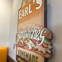 Foto diambil di Earl&amp;#39;s Sandwiches oleh Marc S. pada 11/5/2022