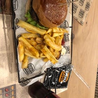 รูปภาพถ่ายที่ Burger Mood โดย Emre เมื่อ 3/16/2020