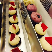 Foto tirada no(a) More Cupcakes por Stephie em 8/31/2015