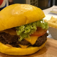 Das Foto wurde bei Boodi&amp;#39;s Burger von ᴡ A. am 4/28/2018 aufgenommen