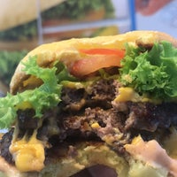 รูปภาพถ่ายที่ Boodi&amp;#39;s Burger โดย ᴡ A. เมื่อ 4/28/2018