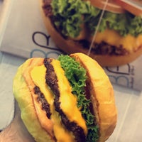 Photo taken at Boodi&amp;#39;s Burger by ᴡ A. on 4/28/2018