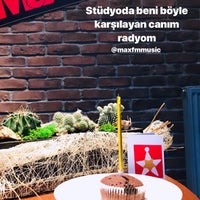 รูปภาพถ่ายที่ Max FM โดย Özgür A. เมื่อ 6/26/2019