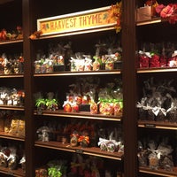รูปภาพถ่ายที่ Amy&amp;#39;s Candy Kitchen &amp;amp; Gourmet Caramel Apples โดย Roxie B. เมื่อ 10/11/2015
