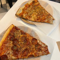 Das Foto wurde bei Williamsburg Pizza von JANICE💯 am 3/9/2023 aufgenommen