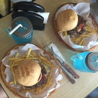 รูปภาพถ่ายที่ Stuff Over Burger Cafe โดย hanna j. เมื่อ 8/17/2015