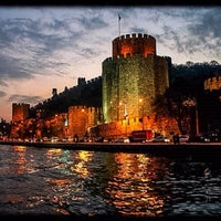 Foto diambil di Rumeli Hisarı oleh BT T. pada 6/13/2016