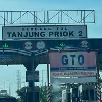 Photo taken at Gerbang Tol Tanjung Priok 2 by Rika D. on 9/11/2022