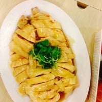 Photo taken at Tian Tian Hainanese Chicken Rice by Rebecca K. on 1/25/2015