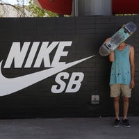 Photo taken at Nike West Los Angeles Court House Skatepark by Rezo G. on 6/21/2015
