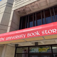 Foto tirada no(a) The University Book Store por Yuri Z. em 8/9/2019