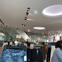 Photo taken at H&amp;amp;M by Luongo L. on 9/7/2018